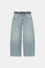 Jeans de tiro medio con cinco bolsillos, diseño holgado y efecto desgastado con detalles de rotos. Cuenta con una cintura doble combinada en contraste de tonos denim y cierre frontal con cremallera y botones metálicos.