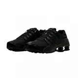 Championes Nike Shox NZ completamente negros, con capellada de cuero sintético y malla, sistema de amortiguación Shox en el talón y suela de goma resistente.