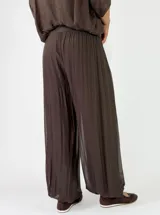 Pantalon de viscosa color marrón, de corte amplio y fluido con botamanga fruncida y cintura elástica ancha.