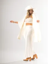 Botas de cuero color caramelo, de caña alta, con punta fina y taco geométrico.