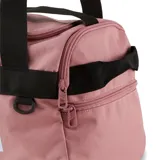 Bolso deportivo Puma Challenger Duffel, color rosado con detalles en negro. Cuenta con compartimento principal con cierre, bolsillo lateral de malla para ventilación y bolsillo lateral con cierre. Incluye asas de mano y correa ajustable para el hombro.