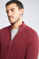 Campera tejida de punto acanalado en color bordó, con cuello alto y cierre frontal completo. Presenta mangas largas y un diseño de ajuste regular.