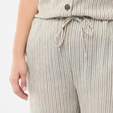 Pantalón ancho de punto crepé color blanco con diseño de rayas finas verticales, tiro alto y bolsillos laterales.