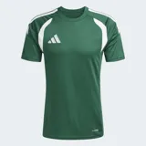 Remera deportiva Adidas Tiro 26 League de color verde con detalles en blanco en los hombros. Presenta un diseño de corte ajustado, cuello redondo y el logo de la marca estampado en el pecho.