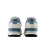 Championes urbanos New Balance modelo 574, con diseño híbrido en tonos beige y blanco, detalles en azul en el talón y entresuela con tecnología ENCAP para mayor sujeción y confort.