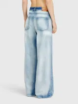 Jeans Diesel modelo 1996 D-Sire de corte ancho, tiro medio y diseño de pernera recta con efecto desteñido y paneles laterales en tono azul más oscuro.