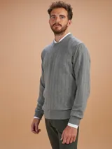 Sweater gris de algodón con cuello redondo y diseño de rayas verticales en relieve.
