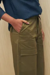 Pantalón capri negro acampanado de algodón con inspiración cargo, corte amplio y bolsillos laterales.