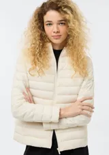 Campera puffer de diseño acolchado con cierre frontal y cuello alto, ideal para abrigo ligero.