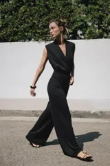 Pantalón de tiro medio, color gris oscuro jaspeado, con cintura elástica interior y pierna ancha.