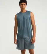 Bermuda deportiva masculina de color gris azulado, confeccionada en tejido técnico con textura perforada. Presenta cintura elástica con cordón de ajuste y diseño funcional para entrenamiento.