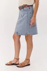 Minifalda de jean celeste con corte recto y pespuntes a contratono.