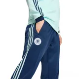Pantalón deportivo adidas de la selección de Alemania, color azul marino con franjas laterales claras. Presenta cintura elástica, logo de la marca y escudo del equipo en los laterales.