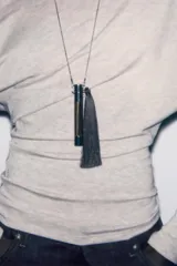 Top de tejido suave con diseño asimétrico, escote descubierto en un hombro y manga larga.