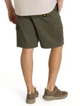 Short cargo Caterpillar color verde militar, con tiro medio, bragueta con cremallera y botón, bolsillos laterales para las manos, bolsillos traseros con solapa y bolsillos cargo utilitarios a los lados.