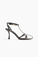 Sandalias de taco alto con acabado charolado, diseño de tiras finas en el empeine con tira en T y pulsera ajustable al tobillo con hebilla metálica.