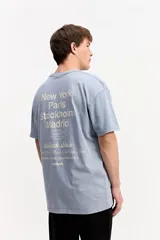 Remera oversize de algodón color celeste, con cuello redondo, manga corta y estampa sutil en el frente.