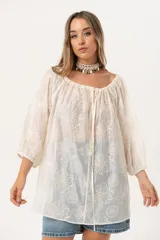 Blusa color crudo con bordado de flores, escote cuadrado y mangas 3/4 abullonadas.