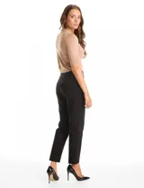 Pantalón de vestir negro de corte slim y tiro medio, confeccionado en gabardina elastizada con tecnología super stretch. Presenta cintura ancha estilo pull-on sin cierres ni botones, panel interno de malla técnica para control abdominal, bolsillos delanteros simulados y bolsillos traseros tipo ojal.