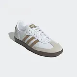 Championes Adidas Samba OG, color blanco con detalles en marrón y suela marrón.