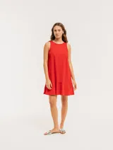 Vestido corto color beige de lino con escote redondo y volado godet en el ruedo.