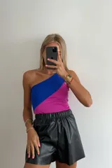 Body multicolor de un hombro con corte diagonal en la parte superior.