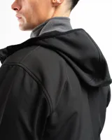 Campera negra con capucha y cierre frontal, de corte clásico y bolsillos laterales con cierre.