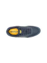 Zapatillas urbanas Caterpillar modelo Pause Retro Leather, de color azul marino, con detalles en ante y suela de goma blanca. Presenta cordones al tono y el logotipo de la marca en el lateral y la lengüeta.