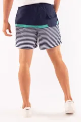 Short de baño azul con franjas horizontales en celeste y azul claro. Cuenta con cintura elástica ajustable con cordón, dos bolsillos laterales y uno trasero.