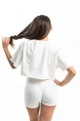 Remera corta color lila, de corte holgado y mangas cortas.