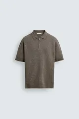 Polo de punto de algodón con corte regular, cuello solapa y cierre frontal de cremallera. Presenta manga corta y acabados en rib.