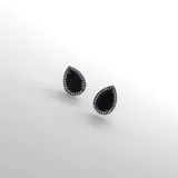 Par de aros con forma de lágrima, de acero con acabado black rhodium. Presentan un cristal negro engarzado rodeado de pequeños cristales blancos.
