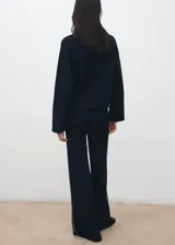 Pantalón de punto azul marino de corte recto y tiro alto, con ribete blanco en los laterales.