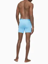 Pack de tres boxer briefs Calvin Klein confeccionados en microfibra elástica. Presentan un diseño ajustado con cintura elástica distintiva de la marca con el logo estampado.