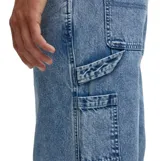 Pantalón de jean Billabong modelo Bad Dog, color azul claro, de corte recto y estilo carpintero.