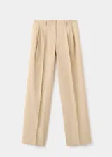 Pantalón de tiro medio color tostado, de corte recto y diseño largo con pinzas en la parte delantera y trabillas para cinturón. Cuenta con bolsillos laterales y cierre oculto.