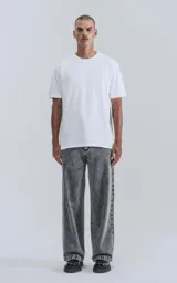 Remera de manga corta y cuello redondo, calce regular, confeccionada en algodón premium blanco.