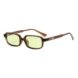 Lentes de sol con armazón rectangular de color marrón translúcido y lentes verdes claros, fabricados en plástico reciclado (RPET).