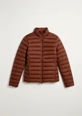 Campera puffer de diseño acolchado, color marrón, con cuello alto, cierre frontal y bolsillos laterales invisibles.