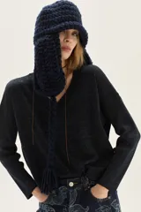 Sweater de punto con escote en V y manga larga, confeccionado en viscosa con hilos de lurex que le brindan un acabado brillante y un calce cómodo.