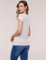 Remera básica de manga corta y color negro, con escote en V pronunciado y corte clásico.
