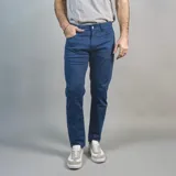 Pantalón de vestir azul con corte recto y cinco bolsillos.