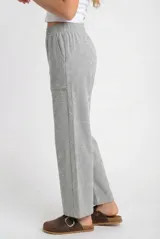 Pantalón de corte recto y tiro medio, confeccionado en tejido de algodón con textura acanalada. Presenta cintura elástica, bolsillos laterales y un calce holgado y cómodo.