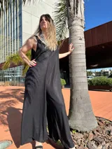 Mono largo color beige claro, de lino con lurex, con breteles finos y corte amplio.