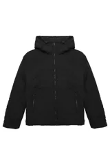 Campera acolchada negra con capucha integrada, cierre frontal de cremallera y bolsillos laterales con cierre.