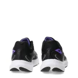 Championes de running New Balance modelo Amaste, color negro con detalles en plateado. Presentan una capellada de malla transpirable con refuerzos sintéticos, cierre de cordones y entresuela blanca amortiguada.