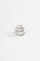 Earcuff triple de metal plateado con diseño de tres aros superpuestos.