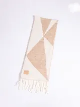 Bufanda de lana con diseño geométrico en tonos gris y marrón, con flecos en los extremos y etiqueta de marca cosida.