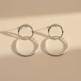 Aros de plata 925 con diseño de doble argolla circular entrelazada de diferentes tamaños.