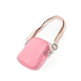 Porta celular rosado de cuero sintético con correa de tela estampada.